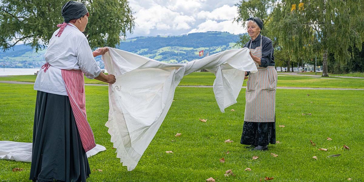 Zeitfrauen beim Wäsche Trocknen